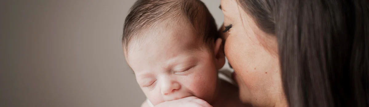 Conceden a una trabajadora de atención telefónica adaptar su horario laboral al cuidado de su bebé