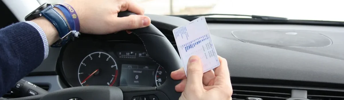 ¿Cuándo es delito conducir sin puntos o sin carnet?